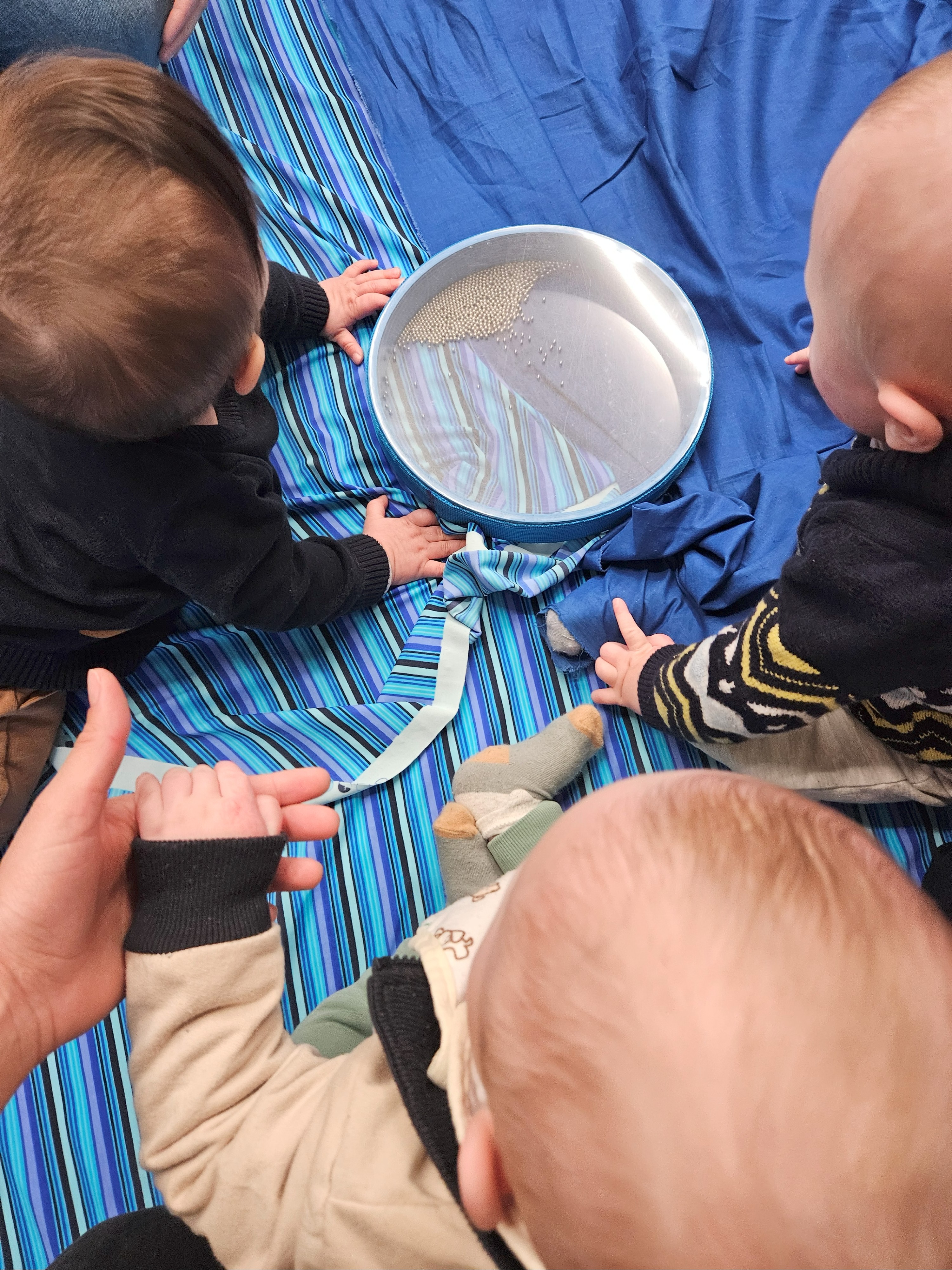 Attività sensoriale con setaccio