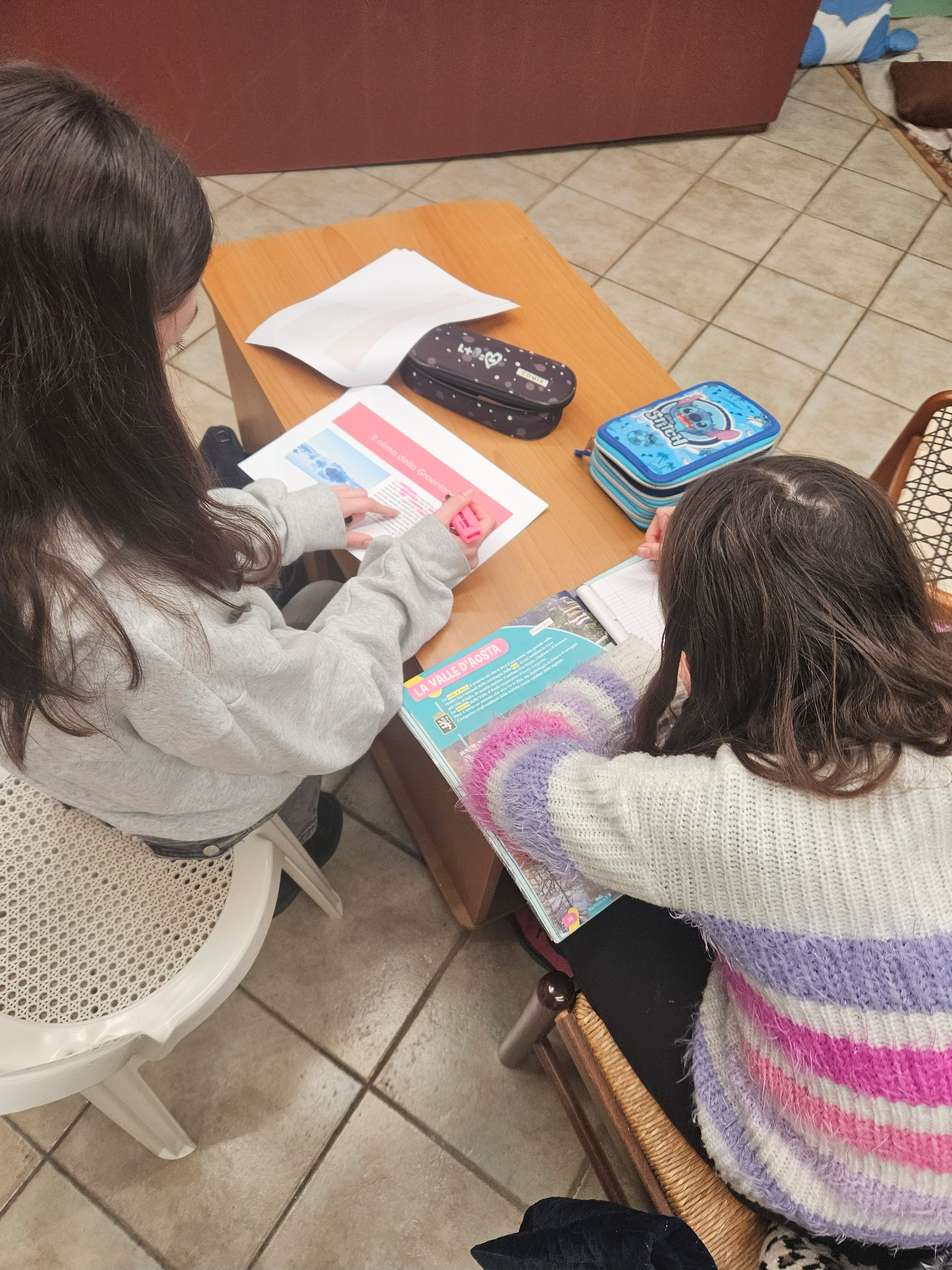 Bambine che leggono e studiano